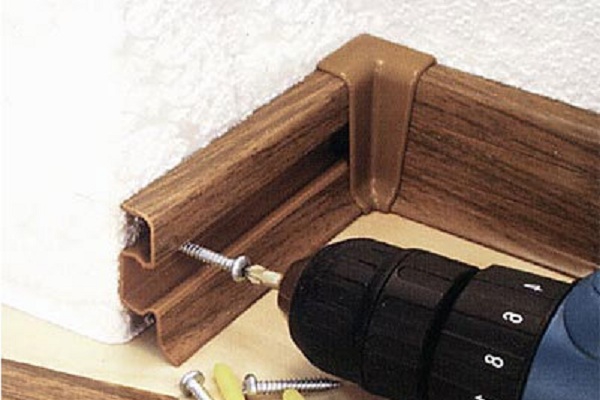 Монтаж плинтуса пластикового. Как крепится плинтус на пол. Как крепится плинтус на пол. Крепление пластикового плинтуса к полу. Крепление для плинтуса мдф к стене.