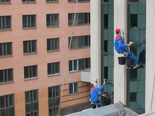 Мойка окон, фасада, рекламных конструкций альпинистами купить по цене 1 ...