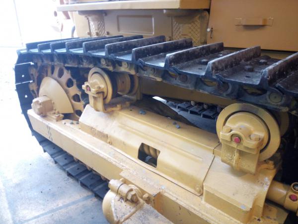 трак трактора дт 75. гусянка т170. б10м бульдозер натяжитель гусеницы левый. вес гусеницы. гусеничный комбайн енисей 1200.