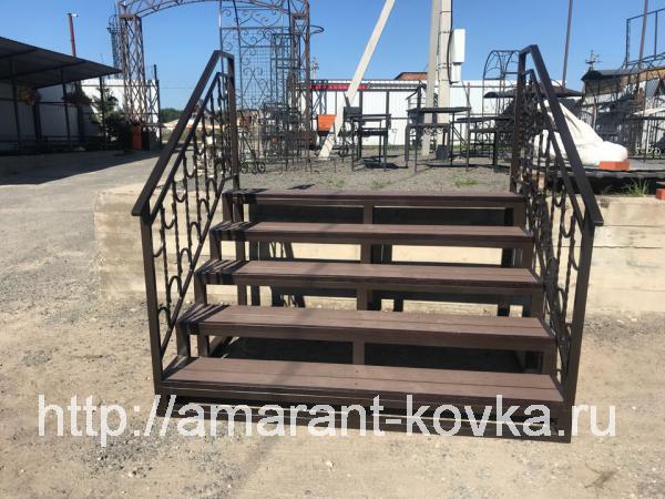 Лестница для крыльца на металлическом каркасе купить по цене 30000 ₽ в ...