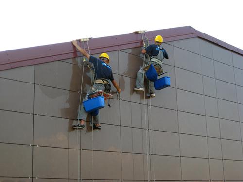 Мытьё (мойка) окон и фасадов альпинистами купить по цене 30 ₽ в ...