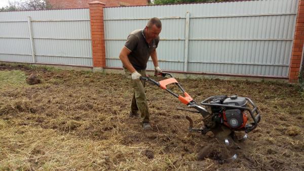 Вспашка земельного участка мотоблоком купить по цене 3000 ₽ в Санкт ...