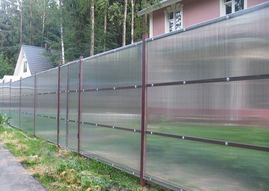 Поликарбонатный забор. Прозрачный забор. Ограждение с поликарбонатом. Забор сетка с поликарбонатом. Забор поликарбонат.