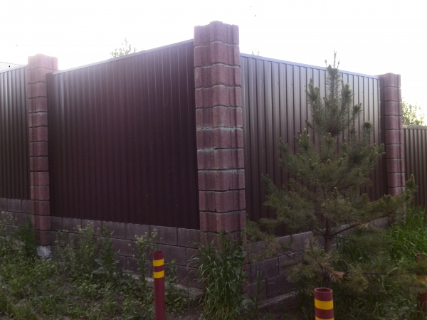 заборы из профнастила со столбами из шлакоблока. столбовой блок. столбовая 32. автобус 61 подольск чехов. столбовая станция подольск.