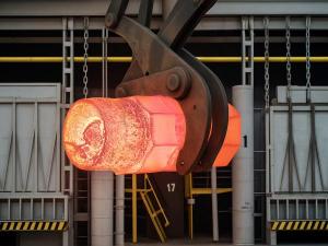 На «Красном октябре» впервые отлили сифонным способом слиток весом 125 т.