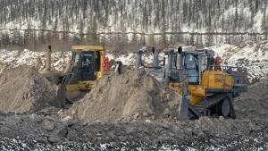 Новейший российский тяжелый бульдозер приступил к работе на алмазных приисках Якутии